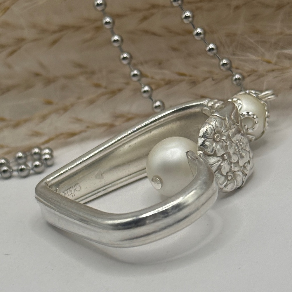 Necklaces Floating Heart Pendant - Picture 3 of 6